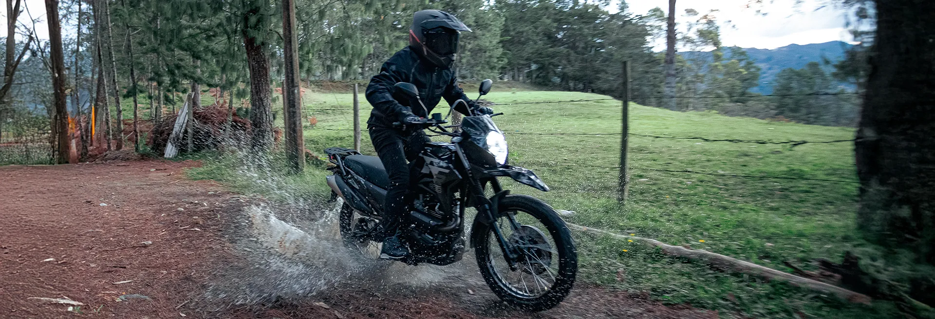 Motocicleta AKT TTR en un paisaje abierto